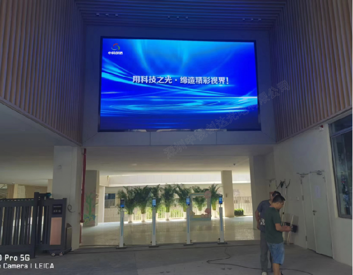 LED显示屏在学校门口的创新应用与价值